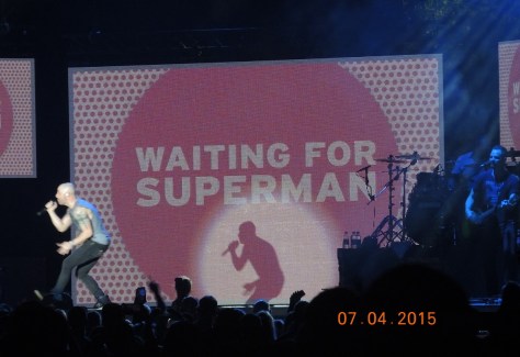 Daughtry performs Superman i his encore.